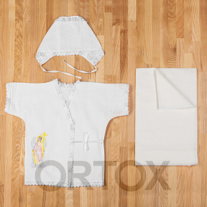 Крестильный набор из трех предметов: пеленка, распашонка, чепчик, размер 56-62 см, вышивка с ангелом (с белым кружевом)